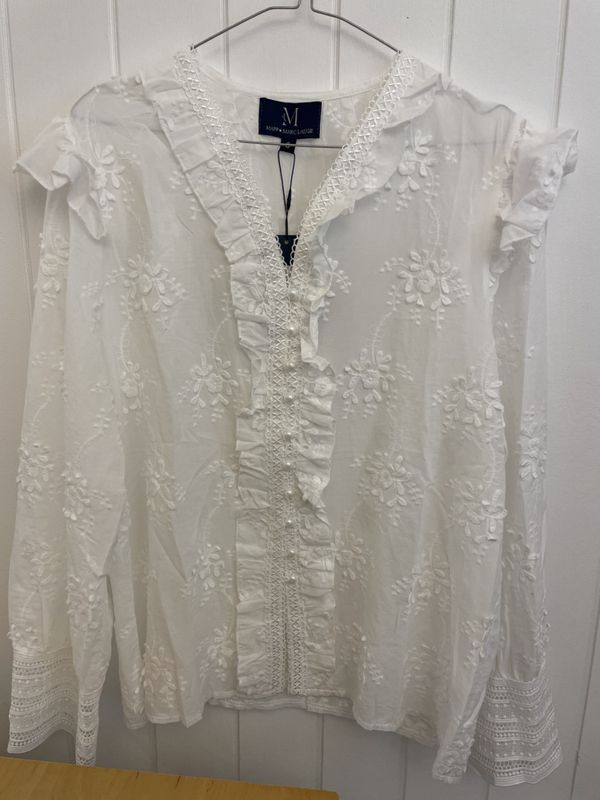 Blomster brodert bluse