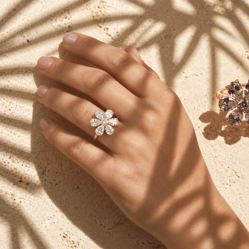 Stressring med blomst og strass